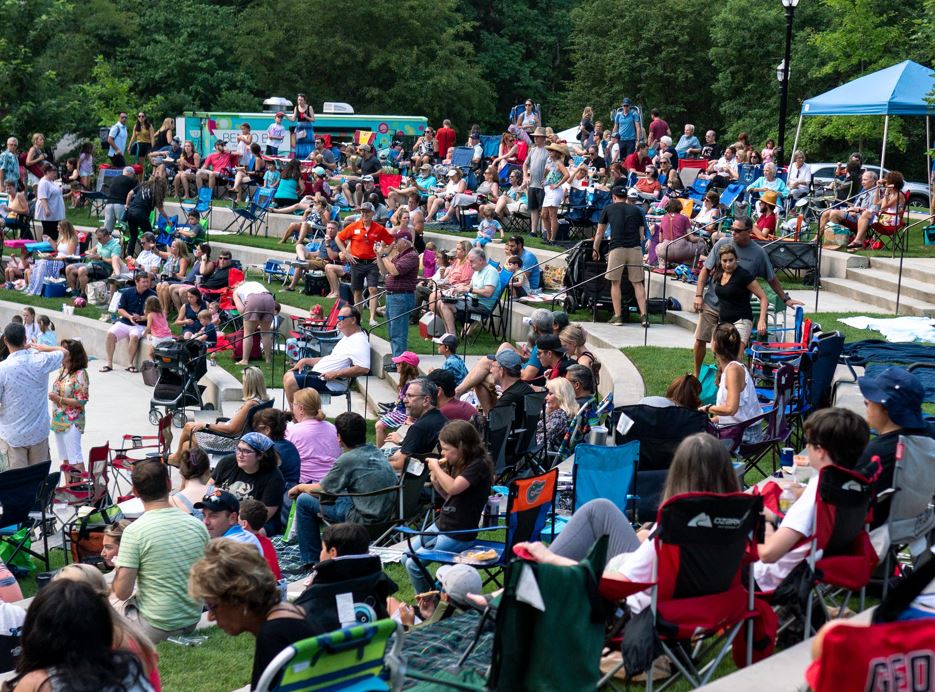 groovin on the green crowd