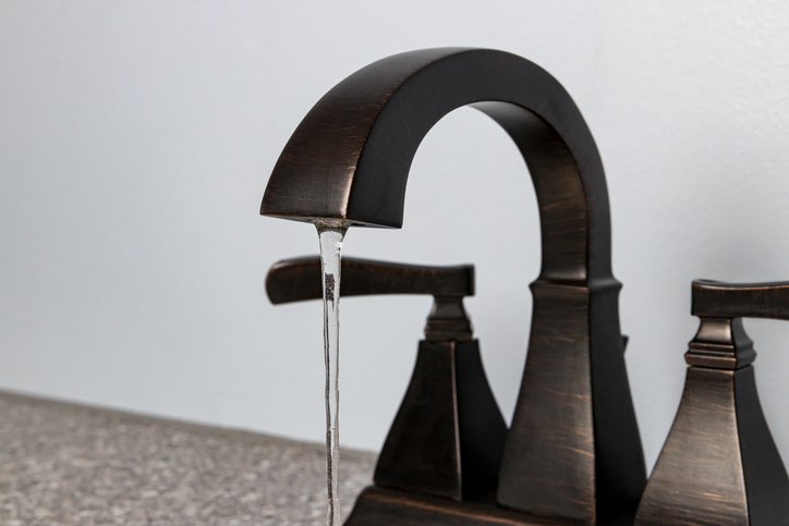 Low-flow water faucet