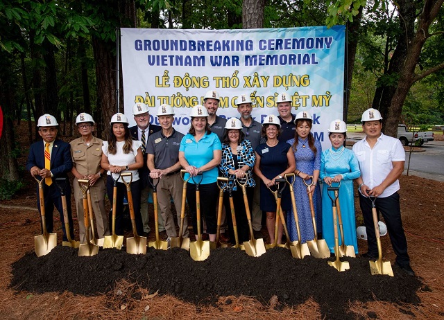 Group groundbreaking photo for Vietnam War Memorial