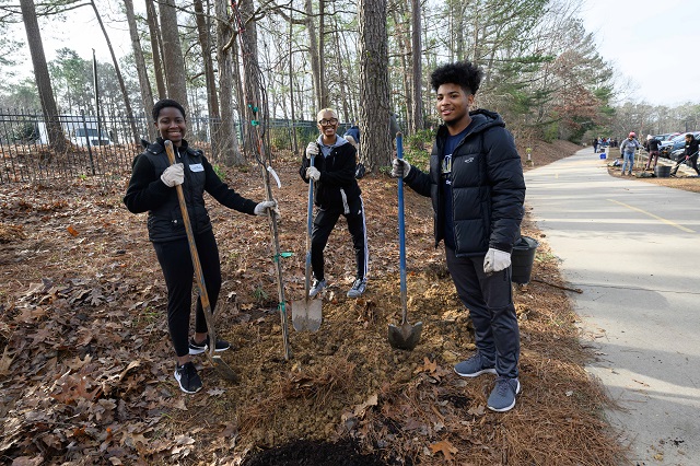 MLK, Jr. Day of Service volunteers at Brook Run Park